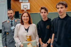 P. Jungmann und N. Finkbeiner bei der Geschenkübergabe (Foto Schöb)
