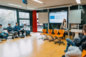 N. Finkbeiner im Gespräch (Foto Schöb)