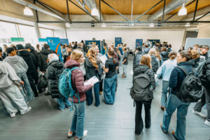 An den Ständen in der Mensa (Foto Schöb)