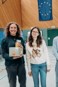 A. Spechtenhauser bei  der Geschenkübergabe (Foto Schöb)