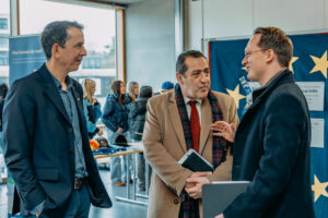 T. Vautravers, G. de Maisonneuve und N. Reith im Gespräch (Foto Schöb)