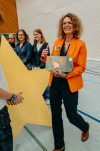 A. Wechsler bei der Geschenkübergabe (Foto Schöb)